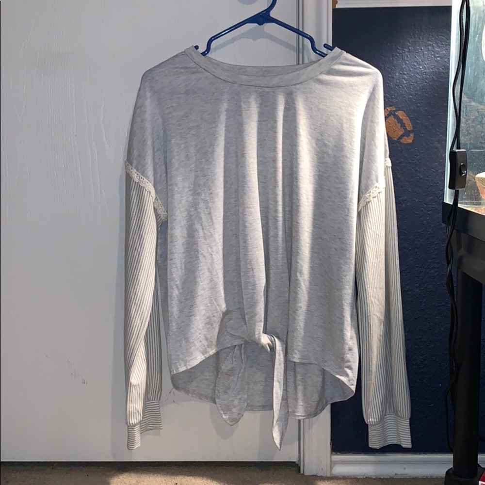 Crewneck top with stripped/lace sleeves and tie